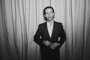 PHIL JAMIESON SHARES EFFERVESCENT NEW SINGLE ‘READING KEATS IN BYRON BAY’ + SOPHOMORE ALBUM ’10CHARLIE’ DUE OUT AUG 14