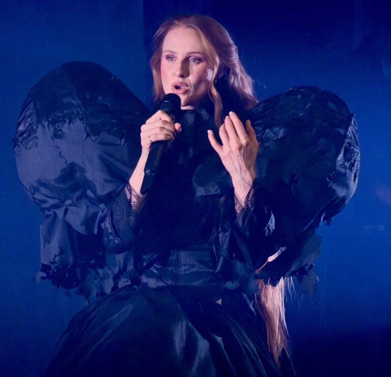 LIVE REVIEW: VERA BLUE